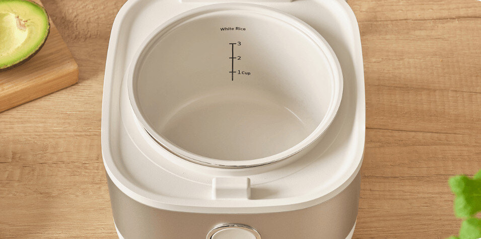 Ryżowar SENCOR SRM 1600WH zdjęcie lifestyle Ceramiczna powłoka Aluminiowy garnek z ceramiczną powłoką Wyjmowane naczynie 