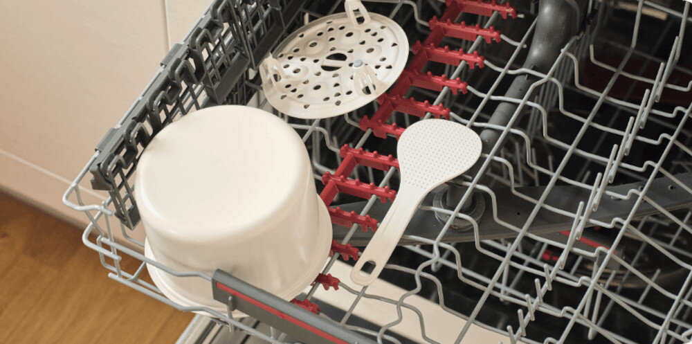 Ryżowar SENCOR SRM 1600WH zdjęcie lifestyle Łatwe czyszczenie Wyjmowany garnek z ceramiczną powłoką Gładka powierzchnia