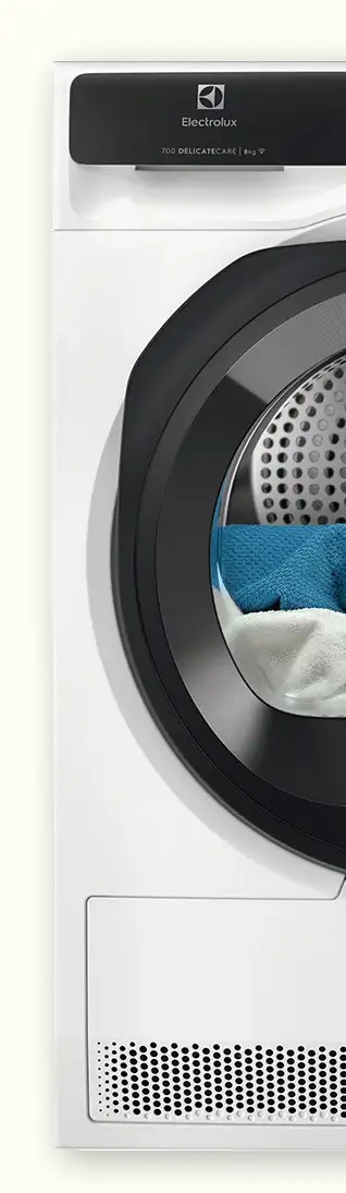 Widoczna jest część suszarki z okrągłym, czarnym panelem drzwiowym, przez który widać kolorowe tkaniny. Na górze znajduje się logo Electrolux oraz napis \'700 DELICATECARE\'.