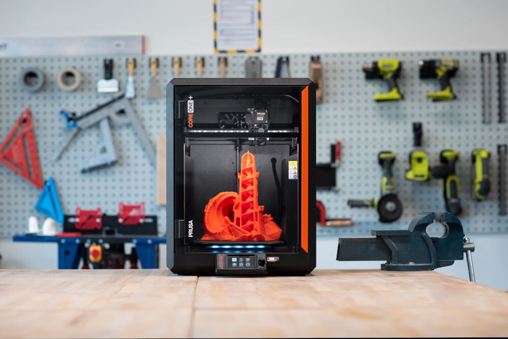Drukarka 3D PRUSA Core One+ Wi-Fi, LAN (Zamontowana) Urządzenie z wydrukiem latarni na stole roboczym stalowa rama, sztywność konstrukcji, stabilność druku
