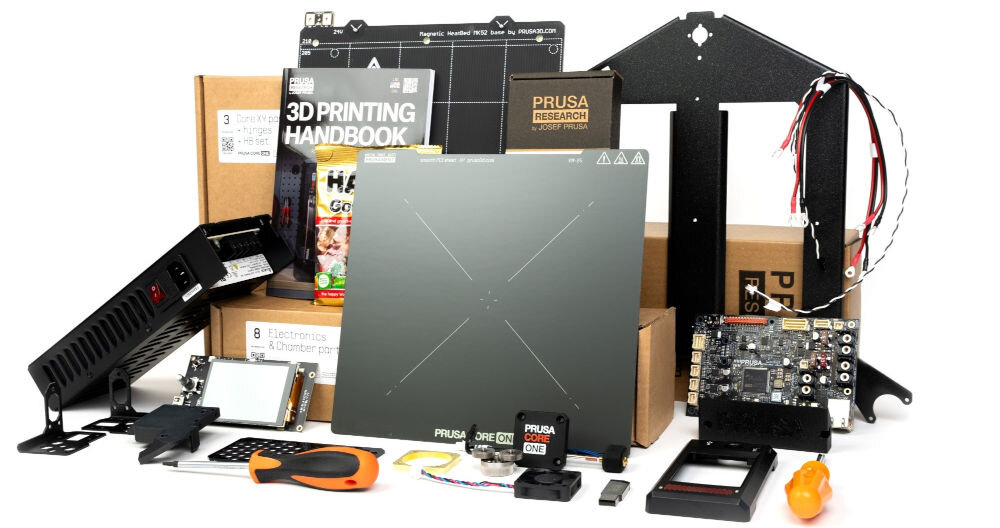Drukarka 3D PRUSA Core One+ Wi-Fi, LAN (Zamontowana) okazanie zawartości zestawu na białym tle wymiana dysz, kompatybilność akcesoriów, tania eksploatacja