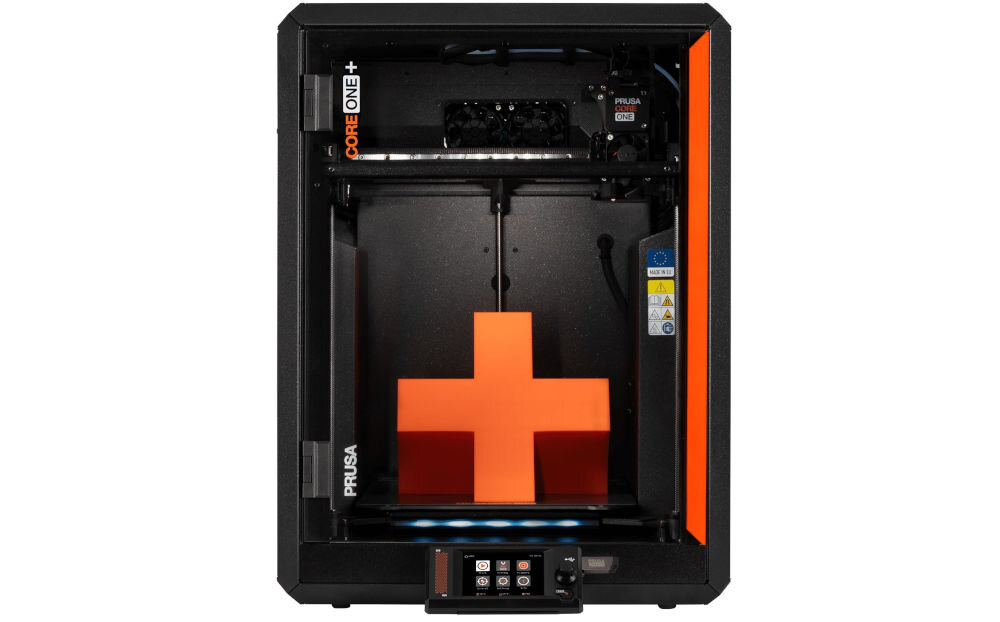Drukarka 3D PRUSA Core One+ Wi-Fi, LAN (Zamontowana) Wnętrze drukarki z pomarańczowym modelem w kształcie plusa automatyczna wentylacja, optymalne warunki, komfort pracy