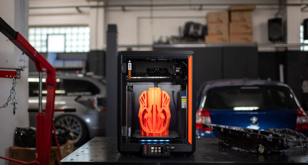 Drukarka 3D PRUSA Core One+ Wi-Fi, LAN (Zamontowana) Drukarka 3D z dużym pomarańczowym wydrukiem w warsztacie samochodowym napęd CoreXY, prędkość druku, wysoka wydajność