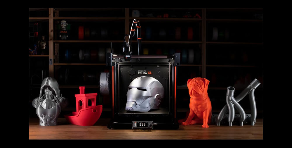 Drukarka 3D PRUSA XL Wi-Fi, LAN (2 Głowice) drukarka na półce ciemna ściana obok wydrukowane rzeczy praca offline, prywatność danych, bezpieczeństwo projektów