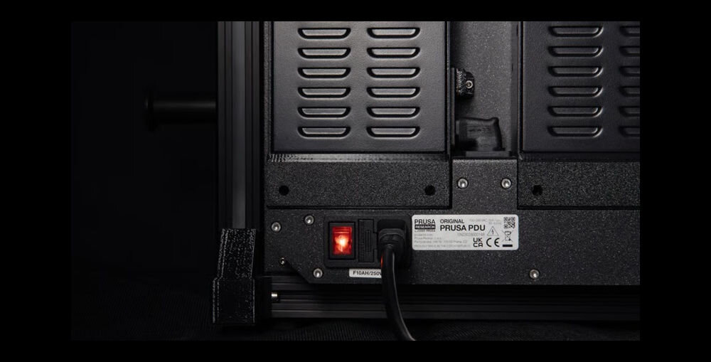 Drukarka 3D PRUSA XL Wi-Fi, LAN (2 Głowice) drukarka od tyłu zbliżenie na port zasilania  odzyskiwanie energii, Power Panic, ochrona wydruku