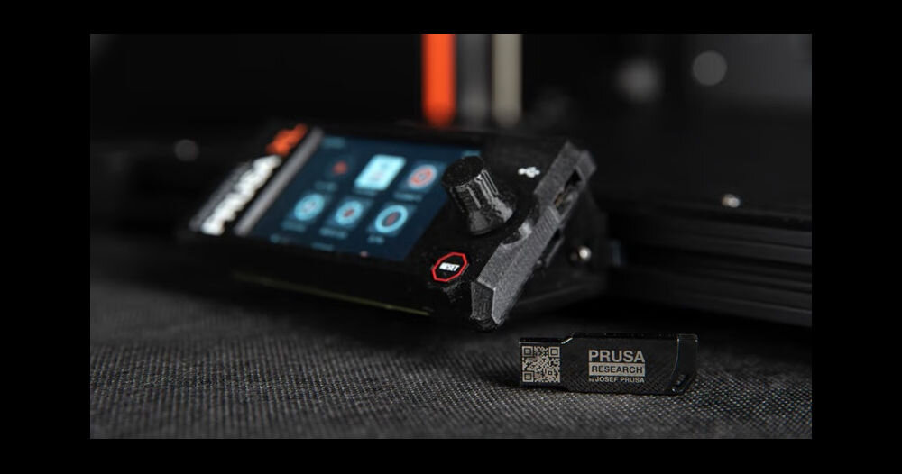 Drukarka 3D PRUSA XL Wi-Fi, LAN (2 Głowice) zbliżenie na ekran panel dotykowy, interfejs, łatwa obsługa