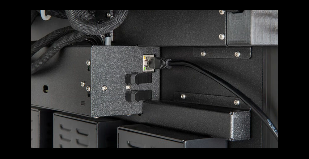 Drukarka 3D PRUSA XL Wi-Fi, LAN (2 Głowice) zbliżenie na złącze LAN port Ethernet, gniazdo USB, stabilna łączność