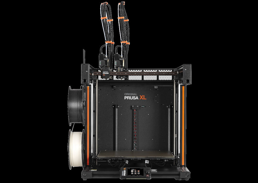 Drukarka 3D PRUSA XL Wi-Fi, LAN (2 Głowice) Drukarka na ciemnym tle podczas drukowania