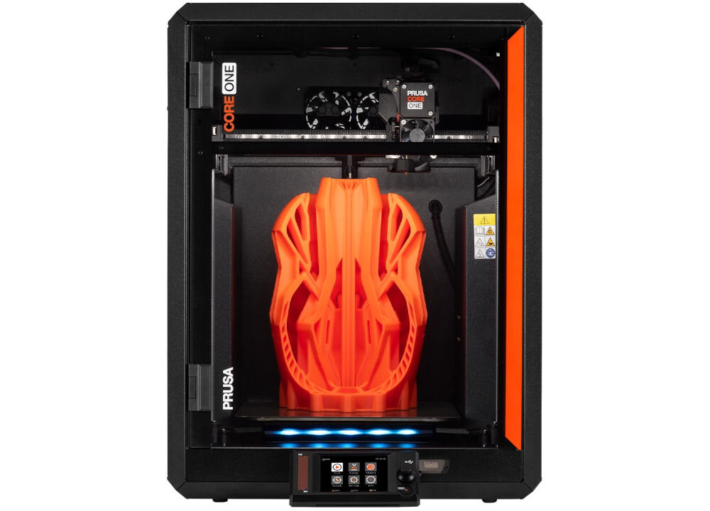 Drukarka 3D PRUSA Core One+ Wi-Fi, LAN + Zestaw do montażu drukarka od przodu na białym tle uchwyt bagnetowy, szpule filamentu, ochrona przed wilgocią