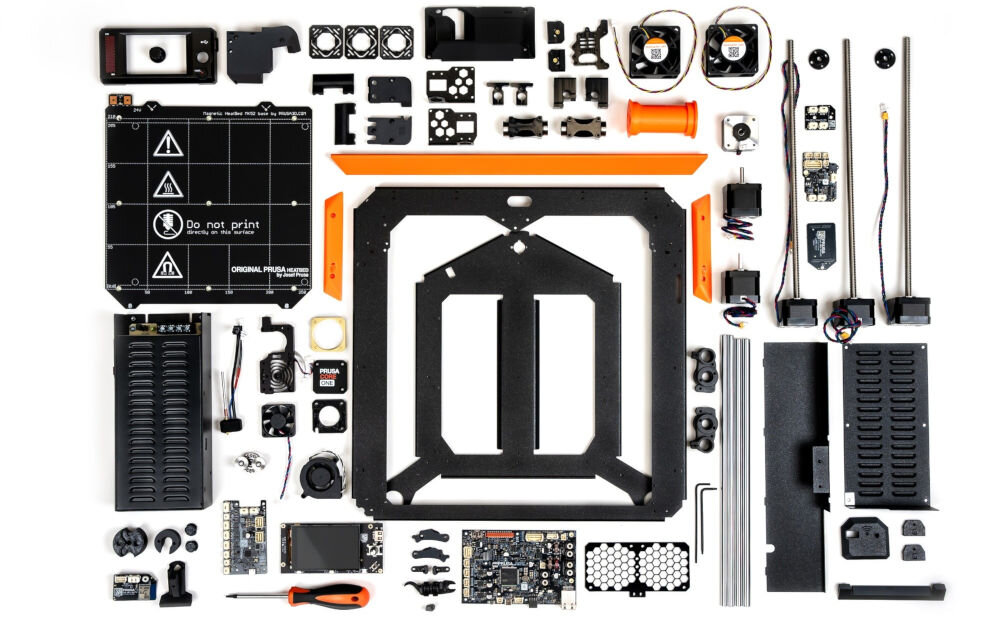 Drukarka 3D PRUSA Core One+ Wi-Fi, LAN + Zestaw do montażu pokazanie zawartości zestawu na białym tle
