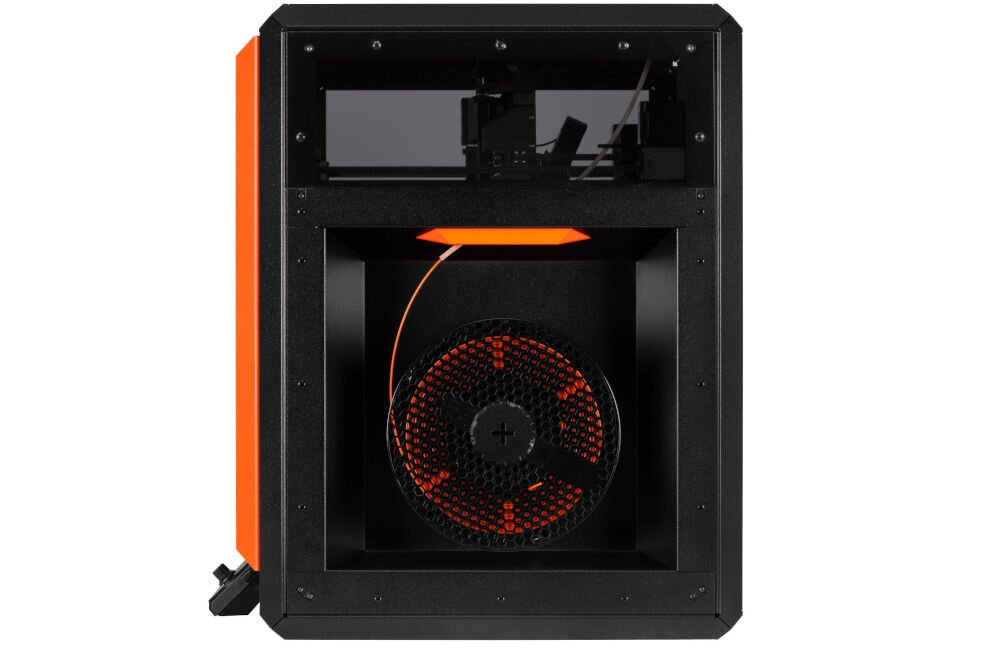 Drukarka 3D PRUSA Core One+ Wi-Fi, LAN + Zestaw do montażu Widok na bok urządzenia z zamontowaną szpulą pomarańczowego filamentu chłodzenie 360 stopni, drukowanie nawisów, oszczędność filamentu