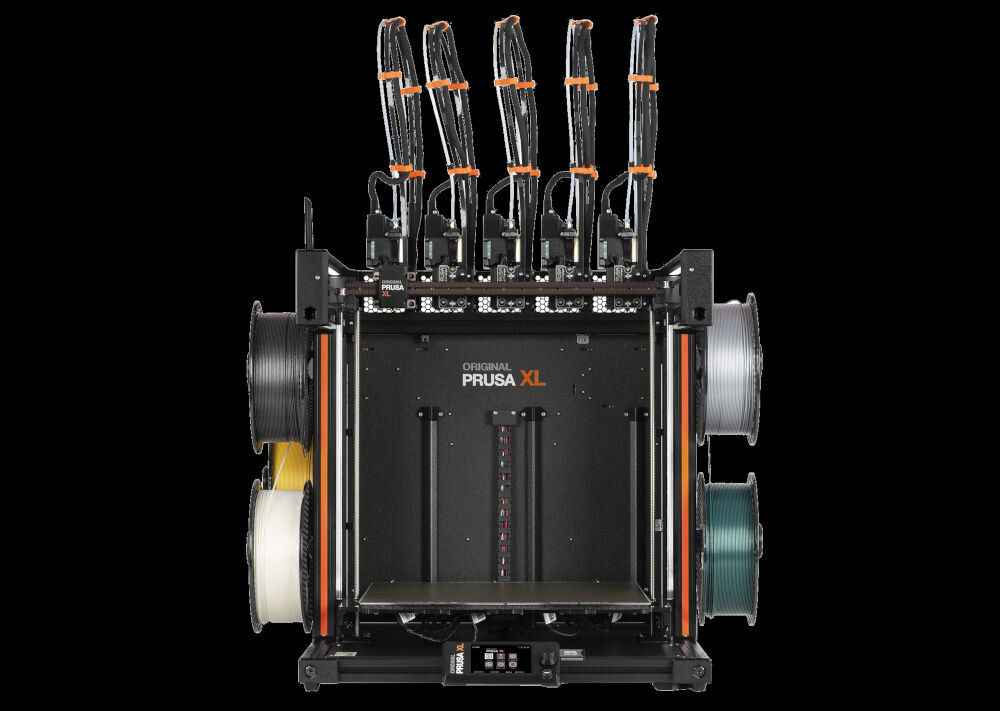 Drukarka 3D PRUSA XL Wi-Fi, LAN (5 Głowic) Drukarka na ciemnym tle podczas drukowania