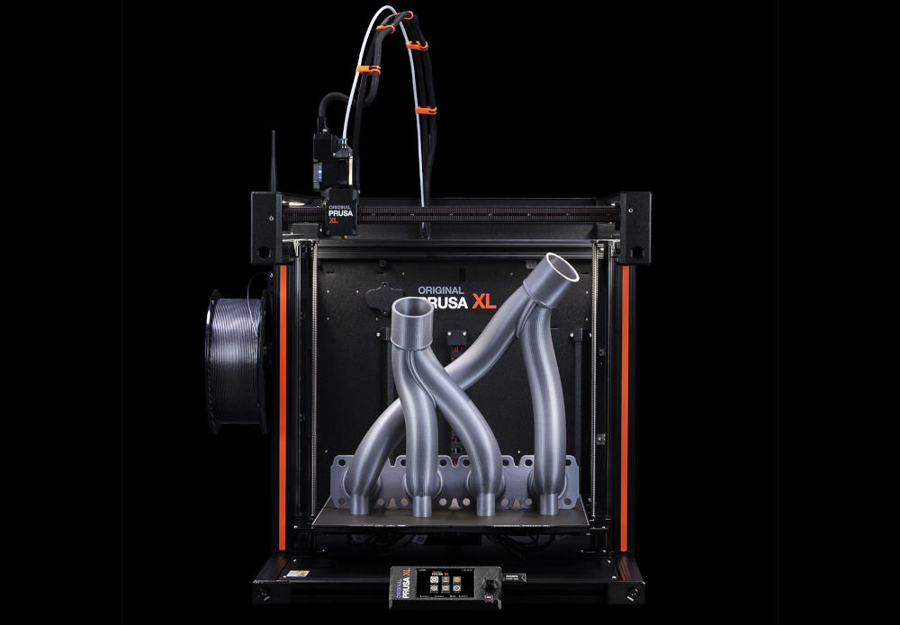 Drukarka 3D PRUSA XL Wi-Fi, LAN (1 Głowica) Drukarka na ciemnym tle podczas drukowania