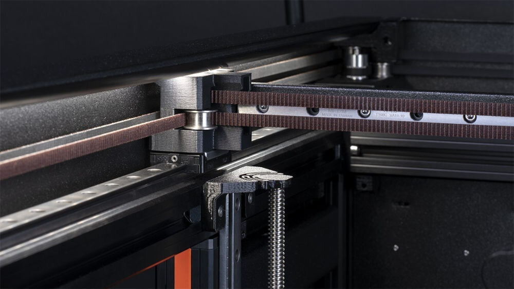 Drukarka 3D PRUSA XL Wi-Fi, LAN (1 Głowica) zbliżenie na  prowadnice liniowe, precyzja ruchu, trwałość