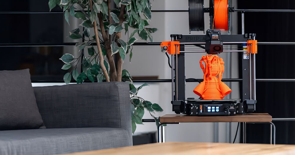 Drukarka 3D PRUSA MK4S Wi-Fi, LAN (Zmontowana) drukarka na stołku w pokoju otwarta obudowa, łatwa konserwacja, dostęp do części