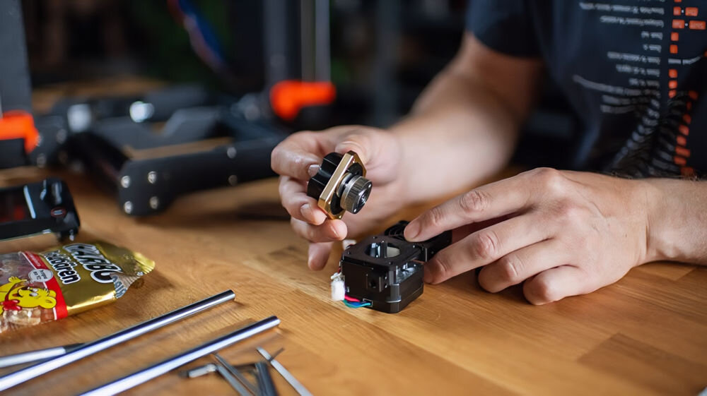 Drukarka 3D PRUSA MK4S Wi-Fi, LAN (Zmontowana) osoba rozkręcająca część Open Source, modyfikacje, dostęp do kodu