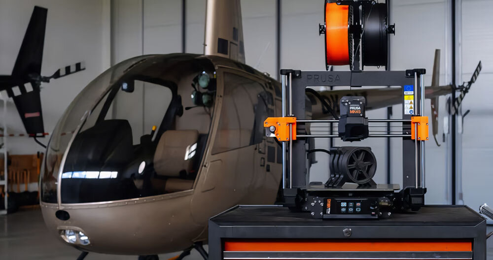 Drukarka 3D PRUSA MK4S Wi-Fi, LAN (Zmontowana) drukarka na wózku z narzędziami w hangarze obok śmigłowiec PC Blend Carbon, odporność cieplna, trwałość części