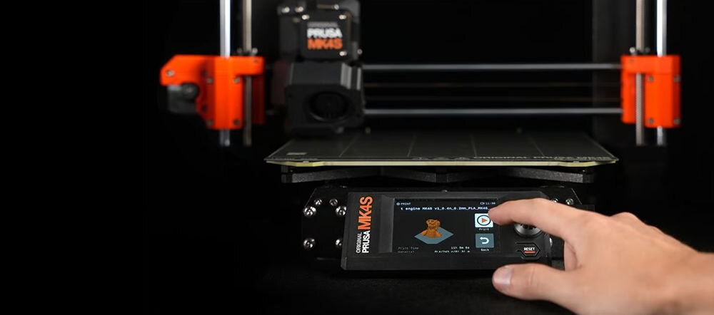 Drukarka 3D PRUSA MK4S Wi-Fi, LAN (Zmontowana) zbliżenie na ekran palec na nim ekran LCD, podgląd modelu, interfejs graficzny