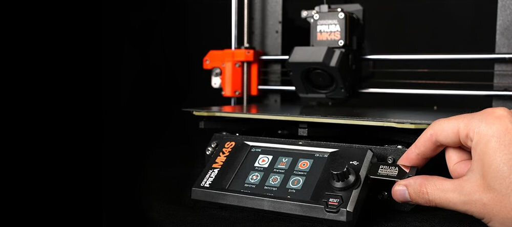 Drukarka 3D PRUSA MK4S Wi-Fi, LAN (Zmontowana) osoba wpinająca pendrive'a do drukarki port Ethernet, gniazdo USB, stabilna łączność