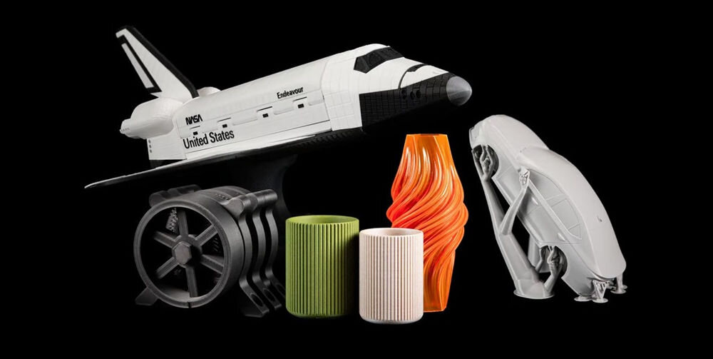 Drukarka 3D PRUSA MK4S Wi-Fi, LAN (Zmontowana) wydrukowane rzeczy na czarnym tle Nextruder, Direct Drive, siła tłoczenia