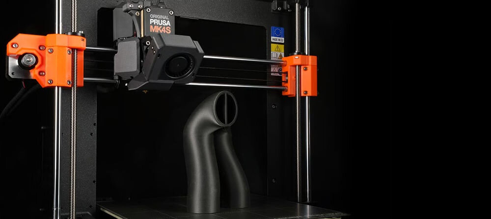 Drukarka 3D PRUSA MK4S Wi-Fi, LAN (Zmontowana) zbliżenie na drukarkę podczas drukowania silniki 0,9°, gładka powierzchnia, brak VFA