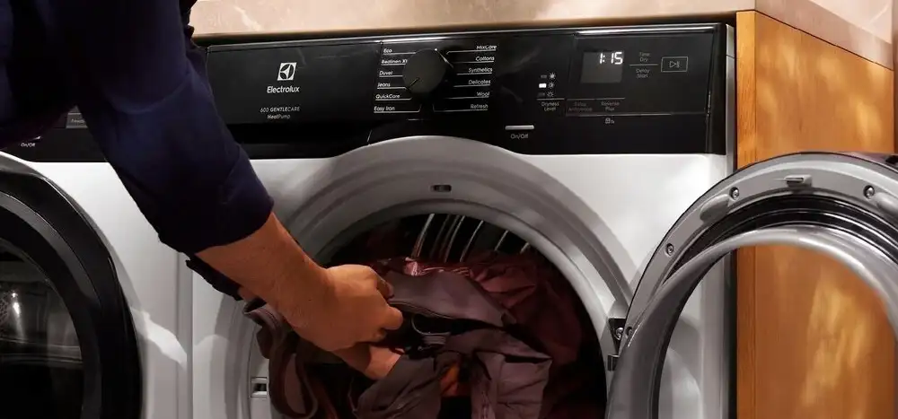 Leżące na łóżku niemowle, przytulające się do psa