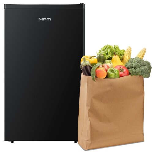 Lodówka MPM-81-CJH-24/E, obok papierowa torba z owocami i warzywami.