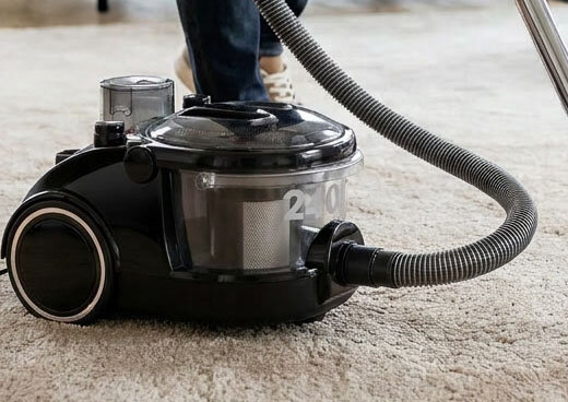 Odkurzacz z filtrem wodnym BORA 2400 MOD-47 na dywanie, w tle nogi kobiety.