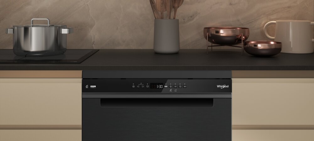 ZMYWARKA WHIRLPOOL W8F HP51BS Zdjęcie przedstawia zbliżenie na front czarnej zmywarki WHIRLPOOL w zabudowie, z widocznym panelem sterowania pośrodku i logo marki po prawej stronie. Zdjęcie przedstawia także fragment kuchennego blatu z garnkiem na płycie grzewczej po lewej oraz dekoracyjnymi naczyniami i kubkiem po prawej stronie Higiena i bezpieczeństwo SaniRinse opcja Antybakteryjna Program Dezynfekcja silnik inwerterowy Opcja Silent zabezpieczenie przed dziećmi