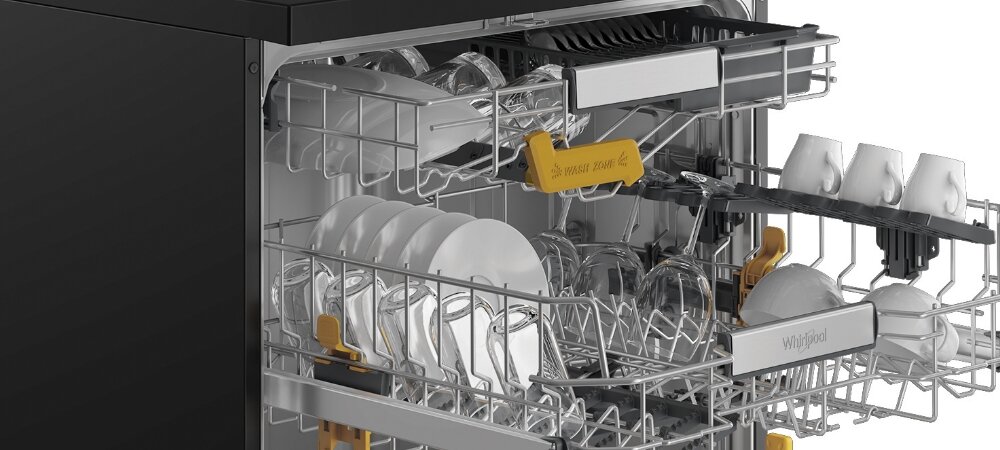 ZMYWARKA WHIRLPOOL W8F HP51BS Zdjęcie przedstawia otwartą zmywarkę WHIRLPOOL z trzema poziomami załadunku, wypełnioną talerzami, szklankami, kubkami i sztućcami rozmieszczonymi w koszach i na półkach. Zdjęcie przedstawia także żółty element „WASH ZONE” w środkowym koszu, podkreślający strefę intensywnego mycia naczyń Solidne wykończenie ze stali nierdzewnej Smukłe, chromowane uchwyty oraz subtelnie zintegrowany panel sterowania Starannie zaprojektowane wnętrze