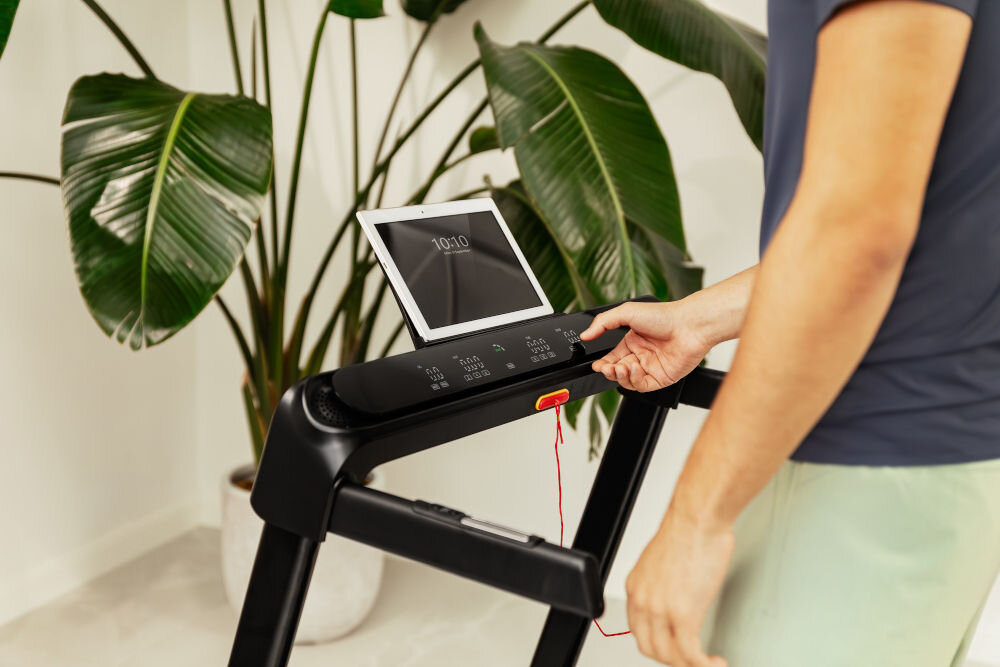 Bieżnia elektryczna S-LINE Quest 1490W 12km/h tablet umieszczony na półce 15 programów treningowych tryb manualny trening dopasowany do celów