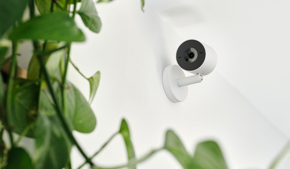 Kamera NETATMO Advance Wewnętrzna, Wi-Fi Biały kamera zawieszona na ścianie zwrócona przodem dom pod stałą kontrolą monitoring w każdej chwili inteligentne wykrywanie ruchu bezpieczeństwo