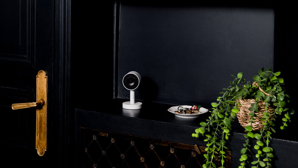 Kamera NETATMO Advance Wewnętrzna, Wi-Fi Biały kamera na blacie zaawansowane algorytmy rozpoznają ludzi i zwierzęta funkcja Smart IR precyzyjna detekcja w ciemności do 5 metrów powiadomienia Push w czasie rzeczywistym nagrania są automatycznie zapisywane w chmurze lub na dołączonej karcie microSD o pojemności 8 GB klasy 10 mechaniczna przysłona