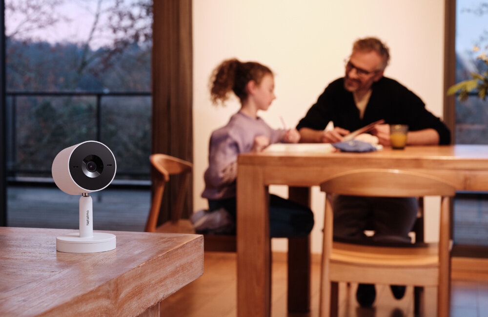 Kamera NETATMO Advance Wewnętrzna, Wi-Fi Biały dwie osoby siedzą przy stole kamera ustawiona na blacie technologia identyfikacji twarzy personalizacja powiadomień i automatyczne dostosowanie alertów bezpieczeństwo aplikacja mobilna Home + Security podgląd na żywo konfiguracja ustawień