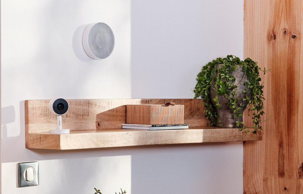 Kamera NETATMO Advance Wewnętrzna, Wi-Fi Biały kamera ustawiona na półce wbudowany mikrofon i głośnik prowadzenie rozmów przez aplikację mobilną technologia Beamforming dwa mikrofony Głośnik o mocy 80 dB