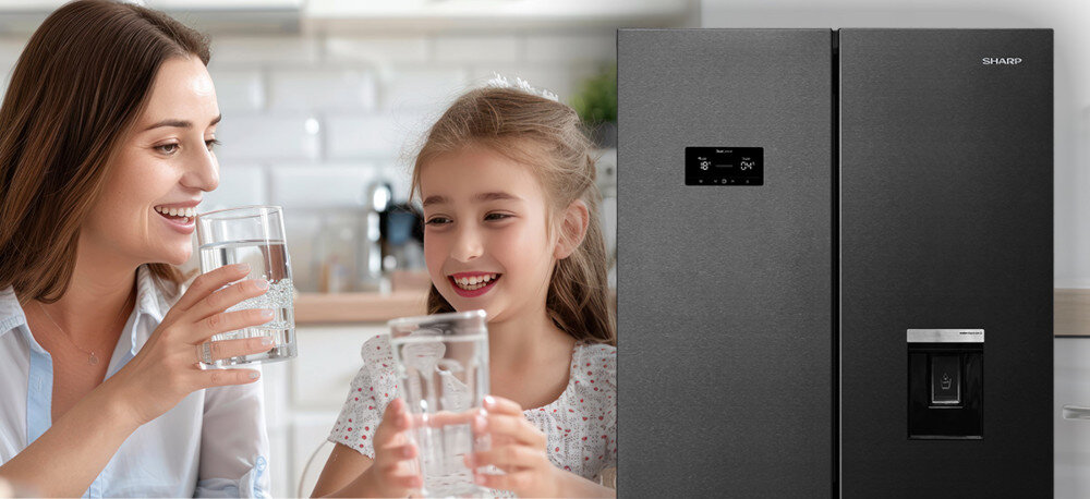 LODÓWKA SHARP SJ-NFA35IHDAD-EU wizualizacja mama dziecko szklanki z wodą lodówka front podajnik wody wygodny Dystrybutor bez otwierania drzwi schłodzona świeża woda wygodny dostęp oszczędność energii idealna w gorące dni chłodziarka nowoczesne rozwiązania użytkowe