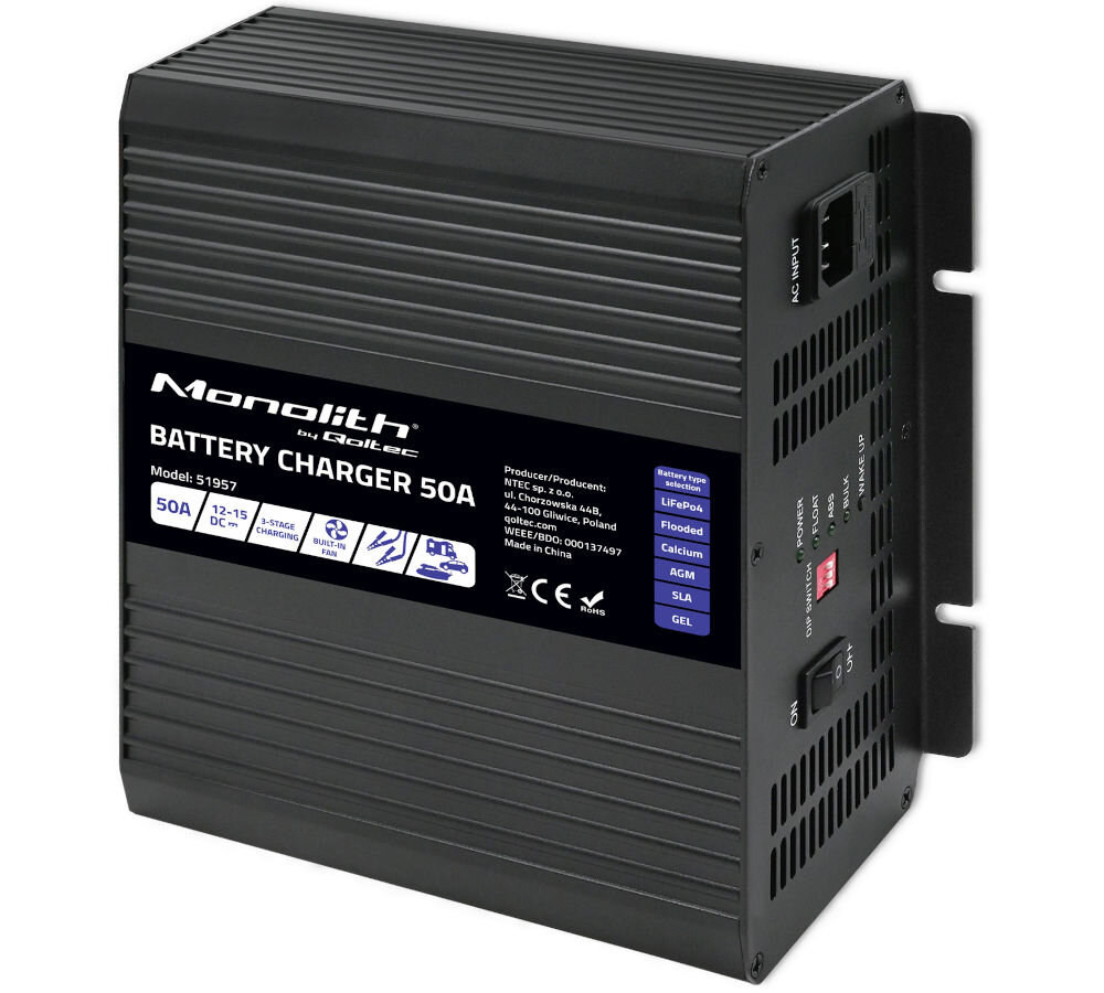 Czarna ładowarka z widocznym panelem z napisem \'Monolith by Qoltec BATTERY CHARGER 50A\'. Na panelu znajdują się informacje o modelu 51957 oraz typach obsługiwanych akumulatorów: LiFePo4, Flooded, Calcium, AGM, SLA, GEL.