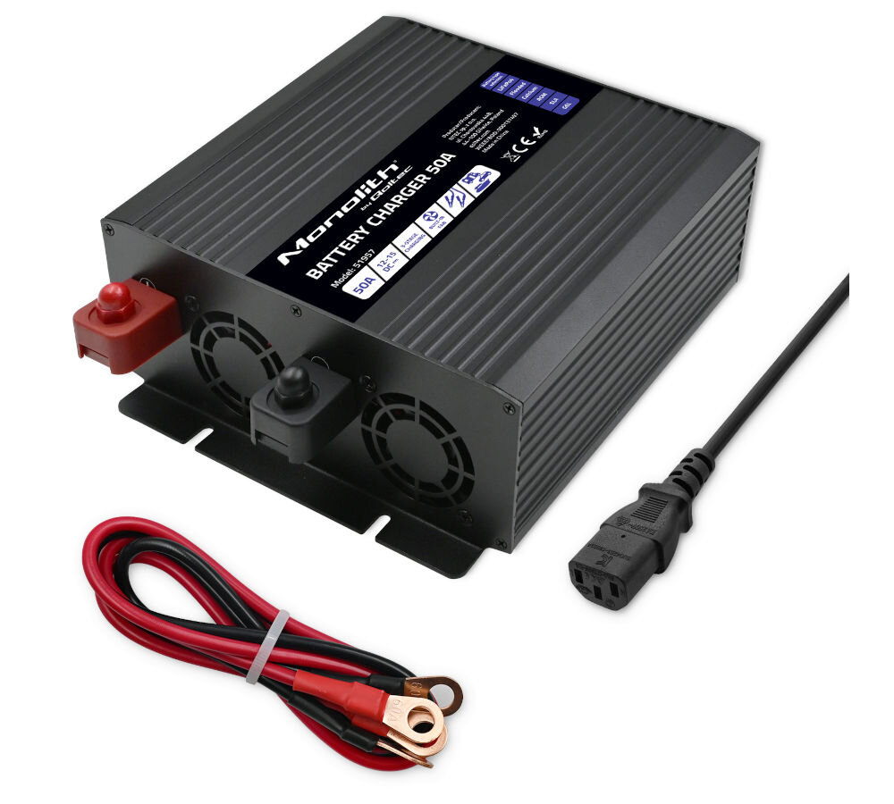 Na obrazie widoczna jest czarna ładowarka z napisem \'Monolith BATTERY CHARGER 50A\' oraz zestaw kabli z zaciskami. Ładowarka posiada dwa wentylatory i jest podłączona do kabla zasilającego.