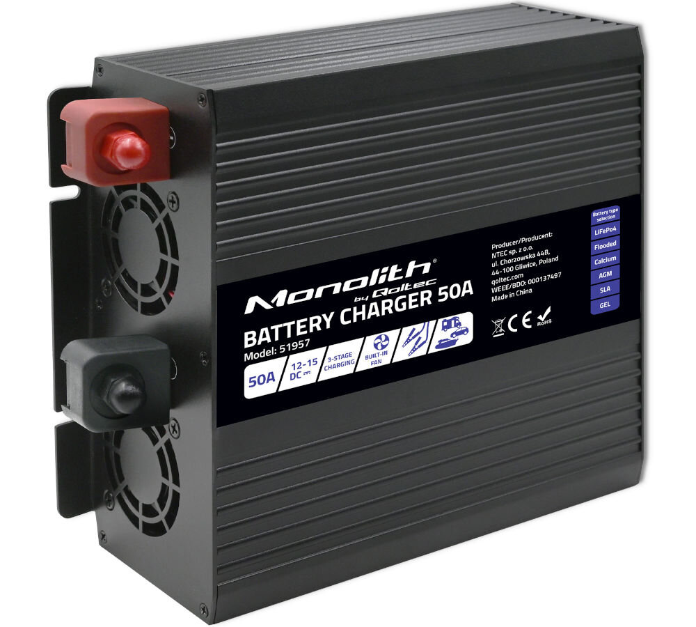 Czarna ładowarka z widocznymi dwoma wentylatorami i etykietą z napisem \'Monolith by Qoltec Battery Charger 50A Model: 51957\'. Na etykiecie znajdują się informacje o specyfikacji technicznej oraz certyfikaty CE i inne oznaczenia.