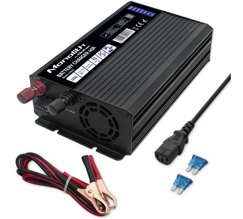 Inteligentna ładowarka QOLTEC Monolith 51956 do akumulatorów LIFEPO4 AGM GEL SLA 40A 12V , zabezpieczenie, ochrona, polaryzacja, przeładowanie, na białym tle ładowarka wraz z akcesoriami