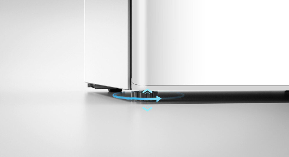 LODÓWKA TCL RF045DWE0 Grafika prezentuje dolny róg białej lodówki z widoczną regulowaną nóżką w kolorze czarnym. Pod nóżką zaznaczono niebieskimi strzałkami kierunek obrotu i możliwość zmiany wysokości urządzenia regulowane nóżki stabilne ustawienie poziomowanie lodówki małe pomieszczenia komfort użytkowania