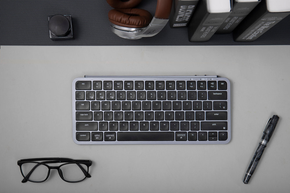 Keychron B1 Pro klawiatura na blacie, obok notes i okulary