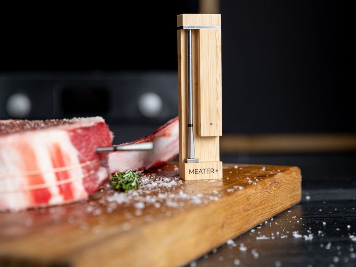 Termometr MEATER Pro, termometr, grill, pieczenie, kontrola, Sonda termometru MEATER wbita w surowy stek na desce.