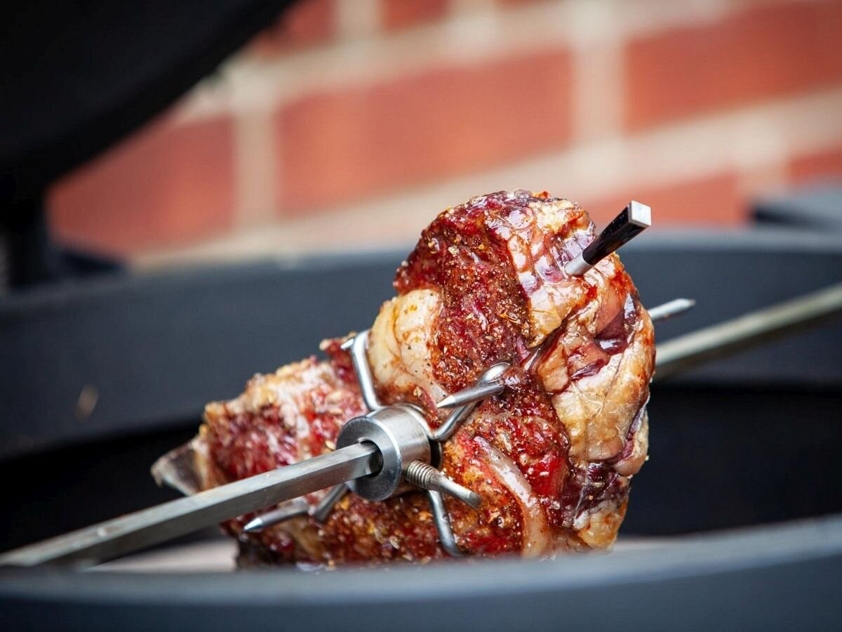 Termometr MEATER Pro, termometr, bezprzewodowy, telefon, ogród, Pieczeń na rożnie z wbitą bezprzewodową sondą termometru.