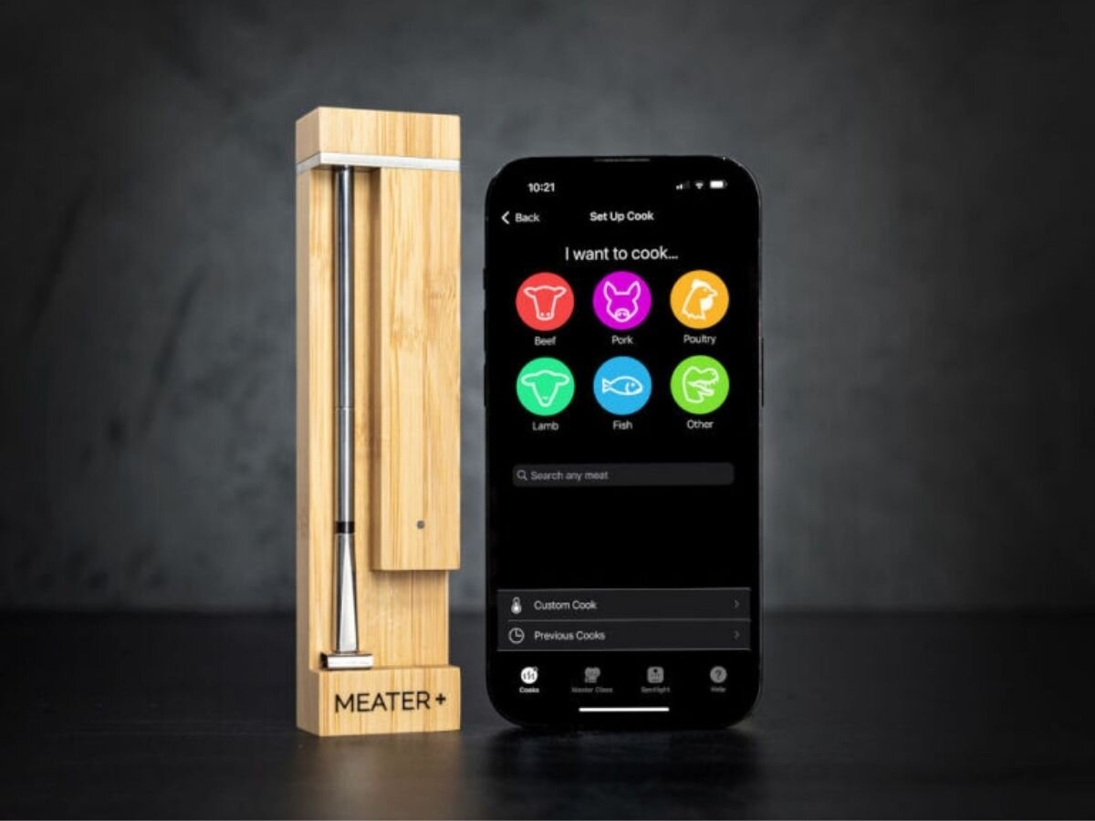 Termometr MEATER Pro, czujnik, mięso, temperatura, pomiar, Termometr MEATER+ obok smartfona z aplikacją do gotowania.
