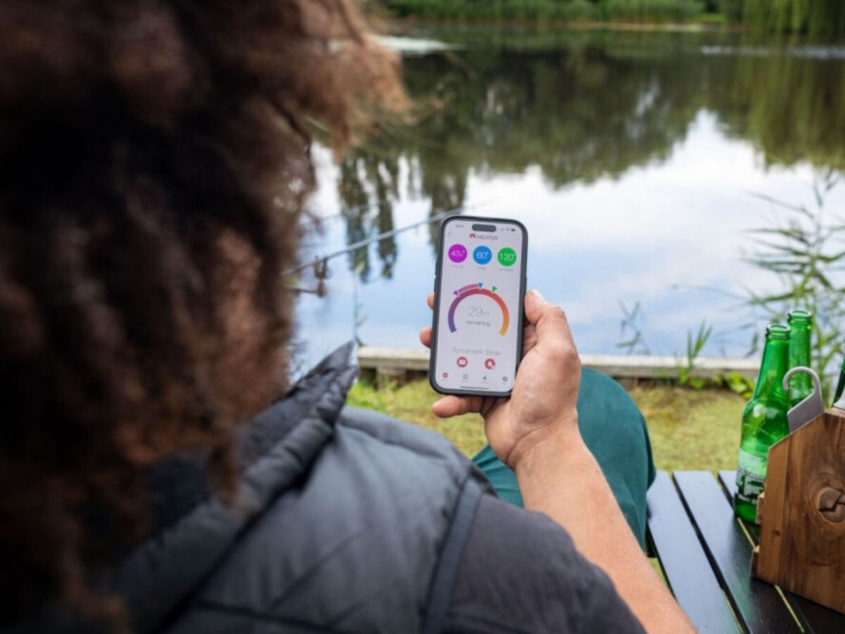 Termometr MEATER Pro, aplikacja, wypiek, czas, monitoring, Monitorowanie temperatury mięsa w aplikacji MEATER nad jeziorem.