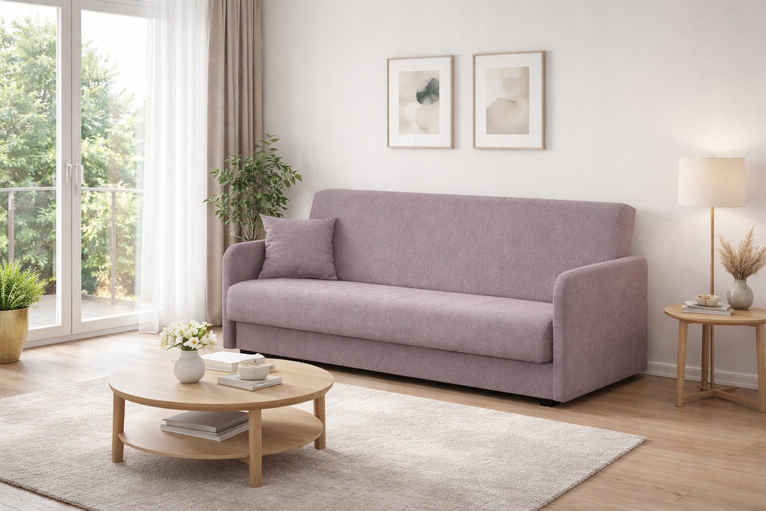W salonie znajduje się beżowa sofa z poduszką, obok której stoi okrągły stolik z dekoracjami. W tle widać duże okno z zasłonami, roślinę doniczkową oraz dwa obrazy na ścianie.