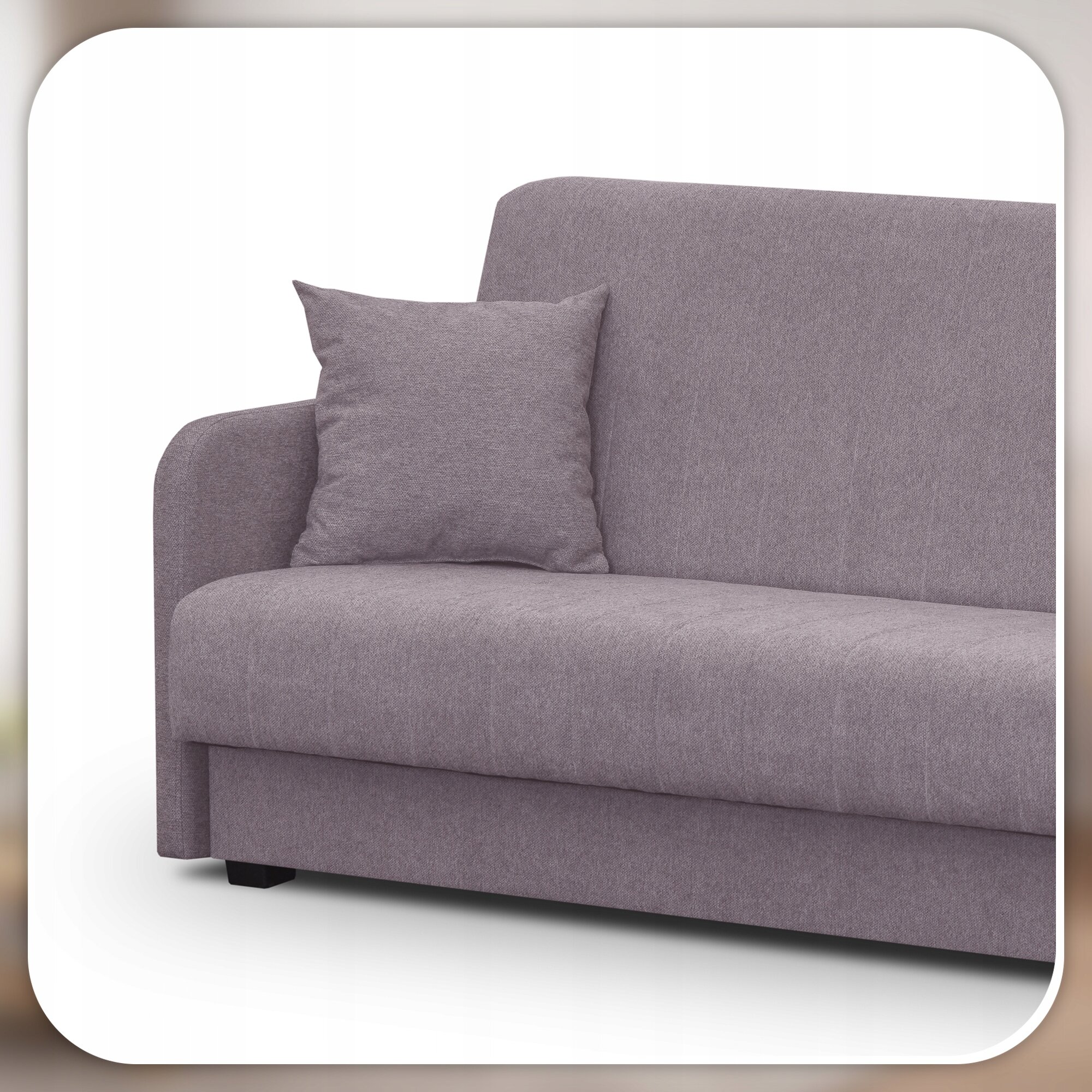 Obraz przedstawia fragment rozkładanej sofy w kolorze beżowym z poduszką na siedzisku. Sofa ma prosty, nowoczesny design z zaokrąglonym podłokietnikiem.