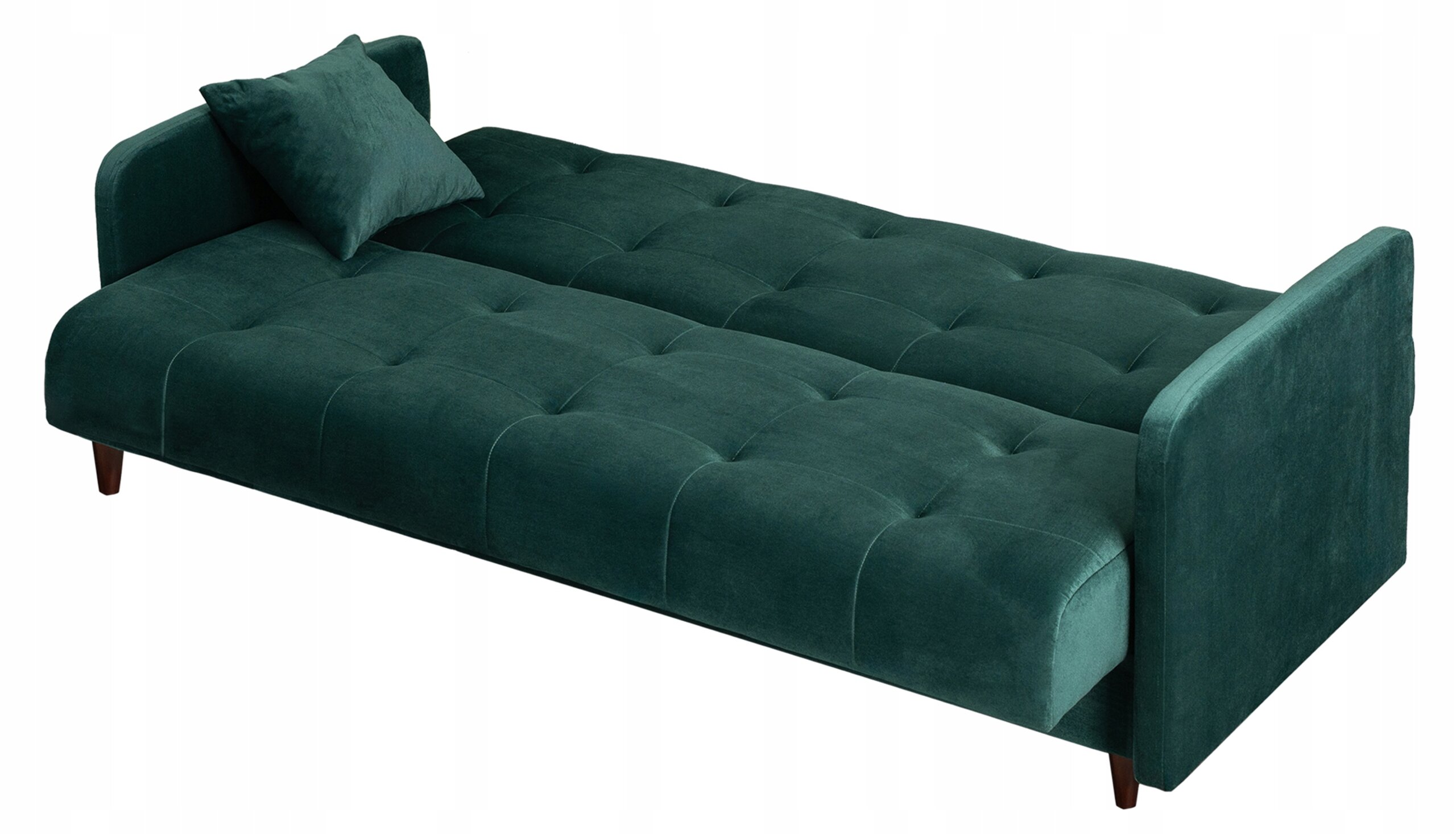 Zielona welurowa sofa z funkcją spania, rozłożona w formie łóżka, z poduszką na jednym z końców. Sofa ma prosty, nowoczesny design z drewnianymi nogami.