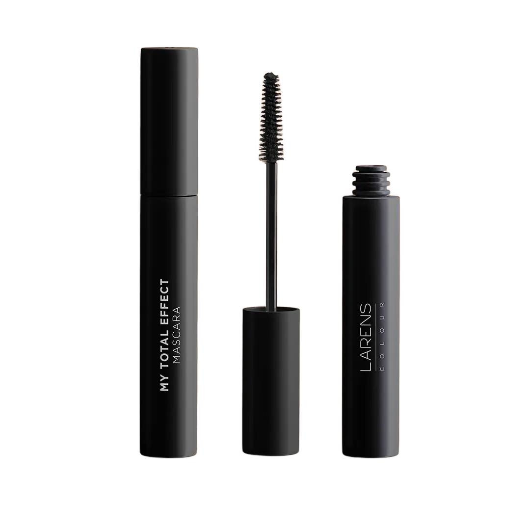 Na obrazie widoczne są trzy czarne opakowania tuszu do rzęs. Na jednym z nich znajduje się napis \'MY TOTAL EFFECT MASCARA\', a na drugim \'LARENS COLOUR\'.